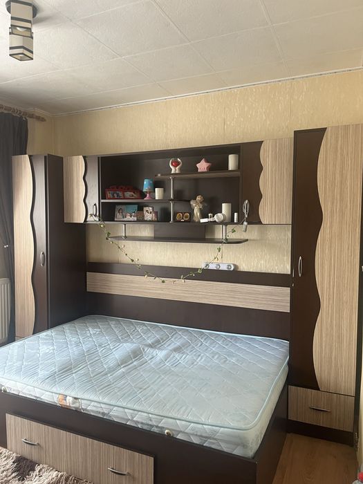 Dormitor cu saltea .