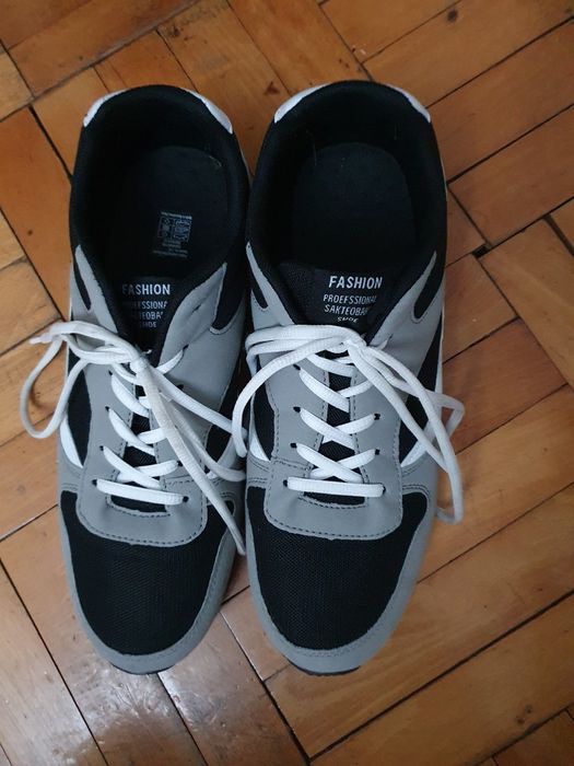 Vând o pereche adidasi