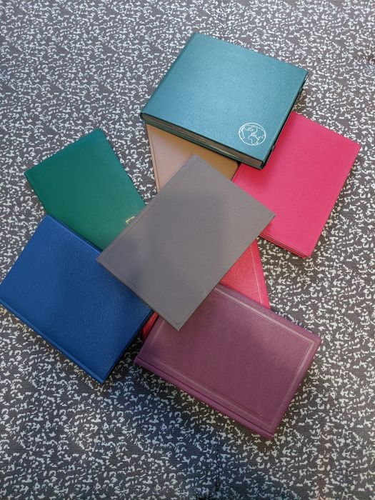 Vând 8 clasoare de timbre