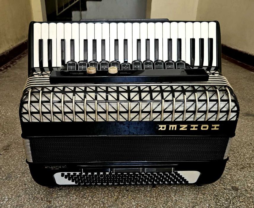 Vând acordeon Hohner Atlantic 4 Deluxe cu 120 basi negru