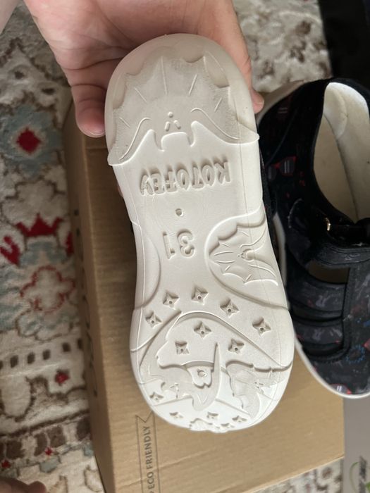 Новый обувь на мальчика