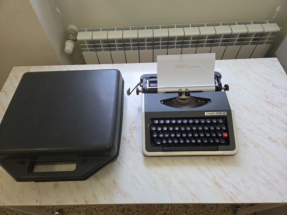 Механична преносима пишеща машина Хеброс 1300 Ф. Клавиатура Qwerty