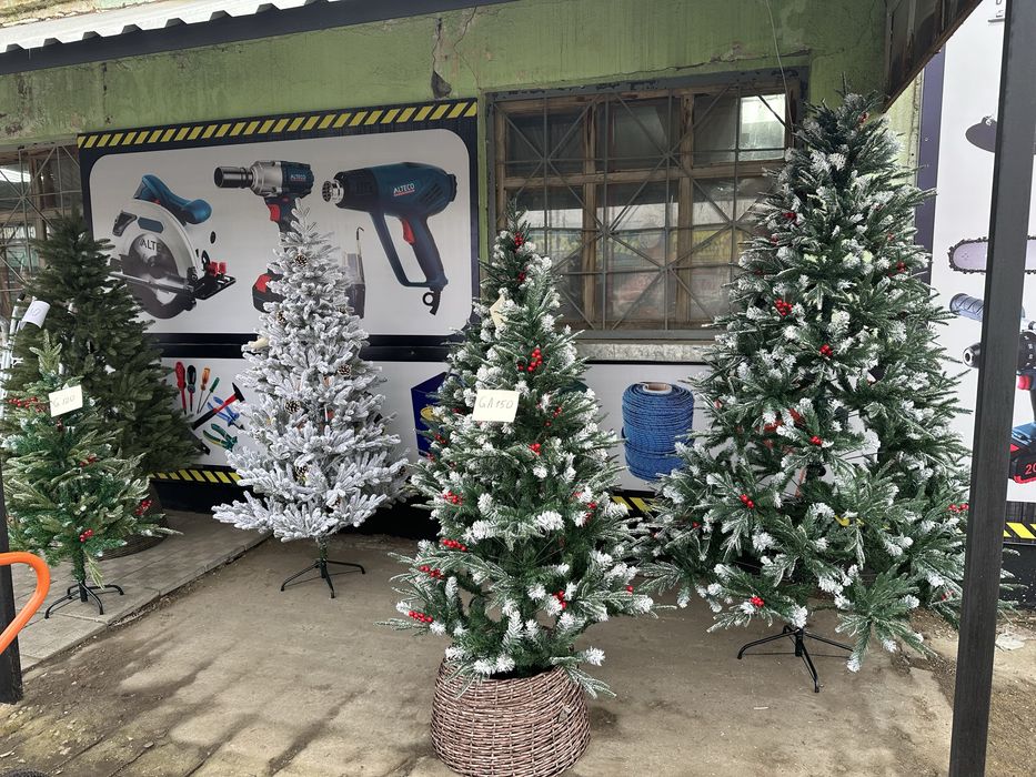 Искусственные ёлки, гирлянды