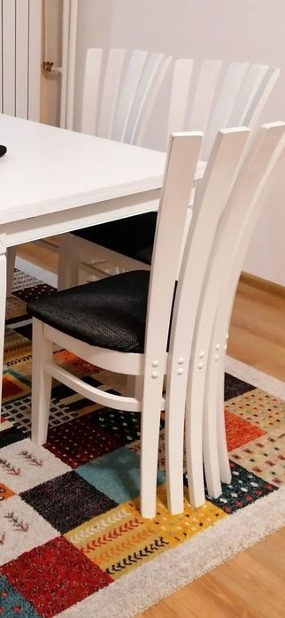 Маса със столове