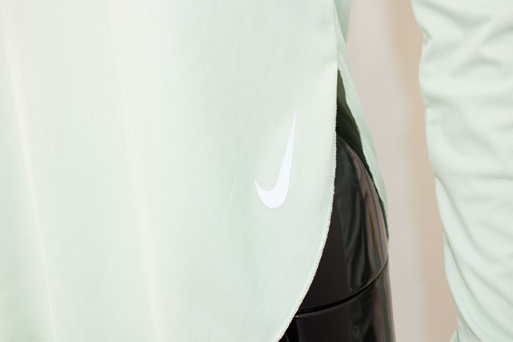 Nike Dri-fit оригинална дамска блуза с дълъг ръкав светло зелена извит подгъв за бягане XS
