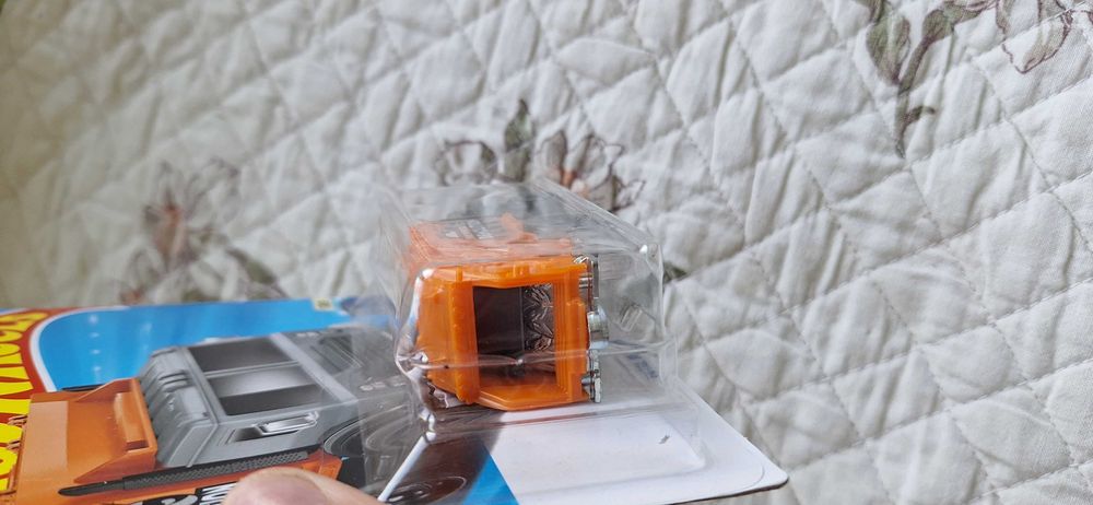 Машинка hot wheels th