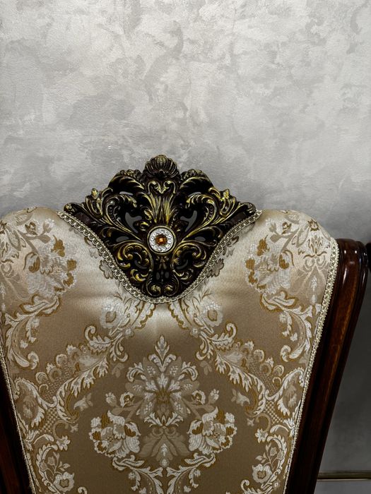 Стол и 12 стулья