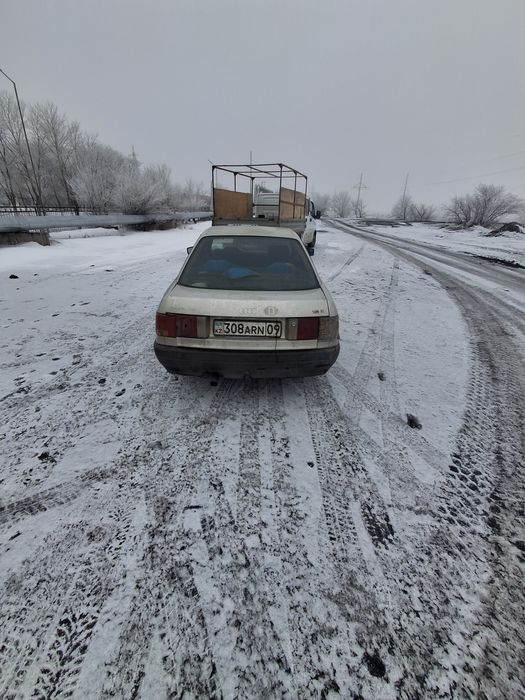 Автомобиль ауди 80