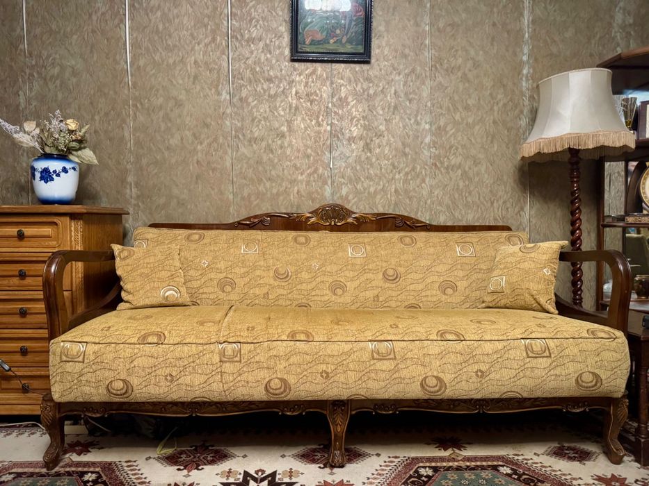 Canapea stil retro, elegant, ideală pentru decor clasic