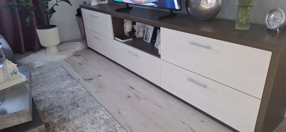 Vând comoda living, l:2,7m