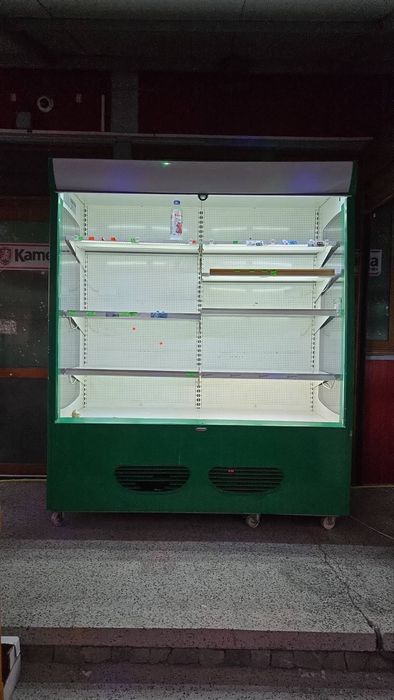 Хладилна витрина отворена със щора