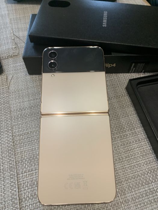 Samsung Galaksi Z flip4