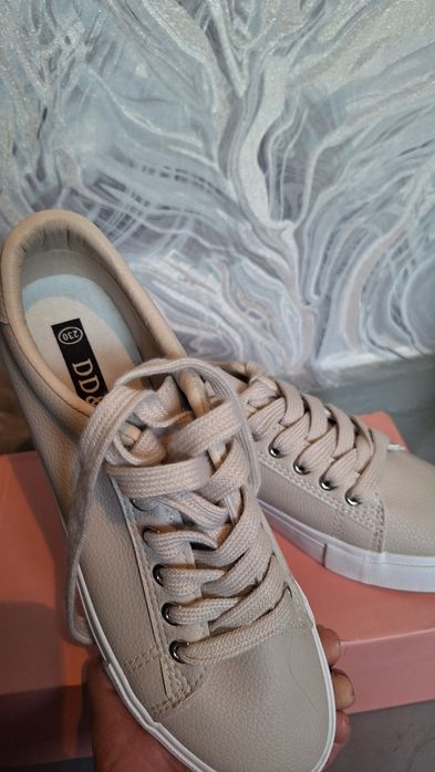 Продам новые кроссовки