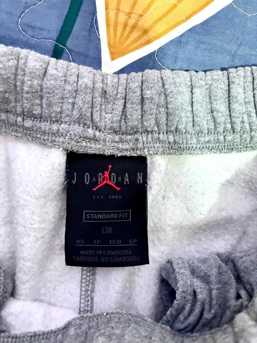 Vând pantaloni Jordan gri