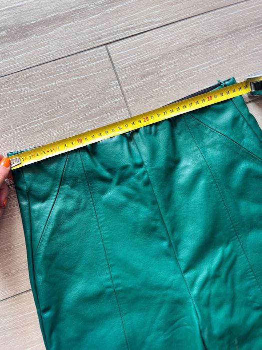 ЧИСТО НОВ Зелен кожен панталон Stradivarius, размер S