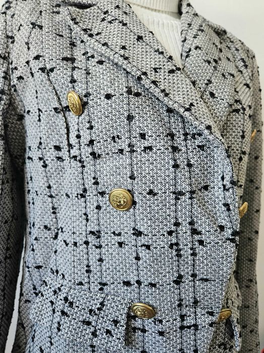 Дамско сако в сиво, с двуредно закопчаване