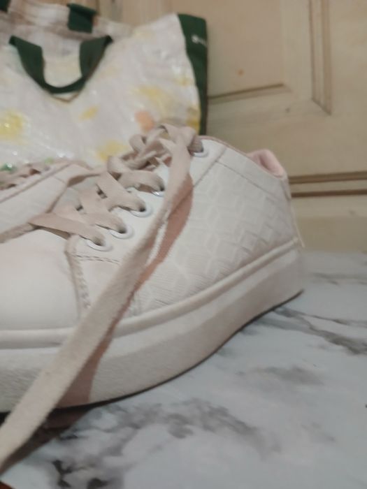 Изчистени бели маратонки