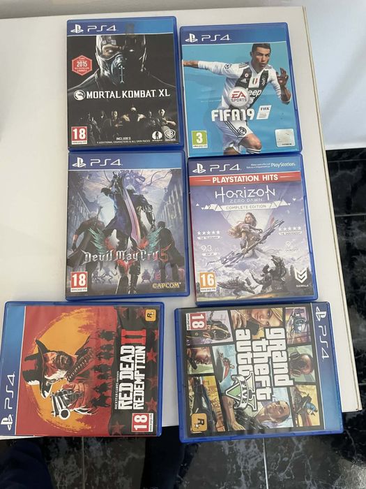 Vand PlayStation 4 Slim in stare buna de functionare. Pret negociabil.