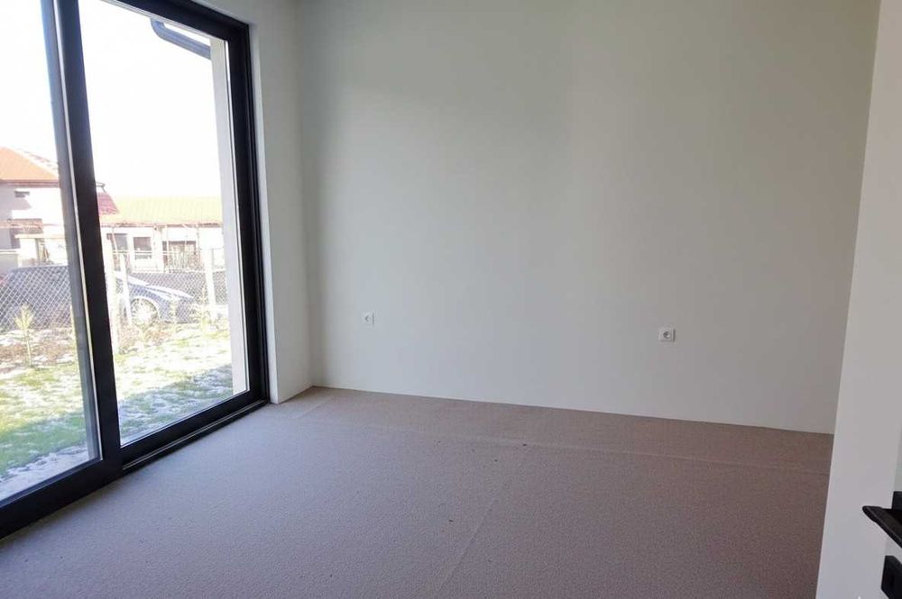 Къща с 4 спални и басейн в с.Стража