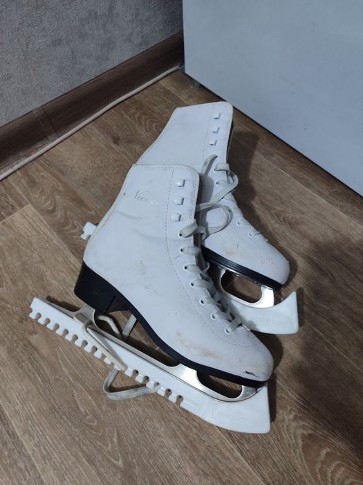 Продам коньки белые