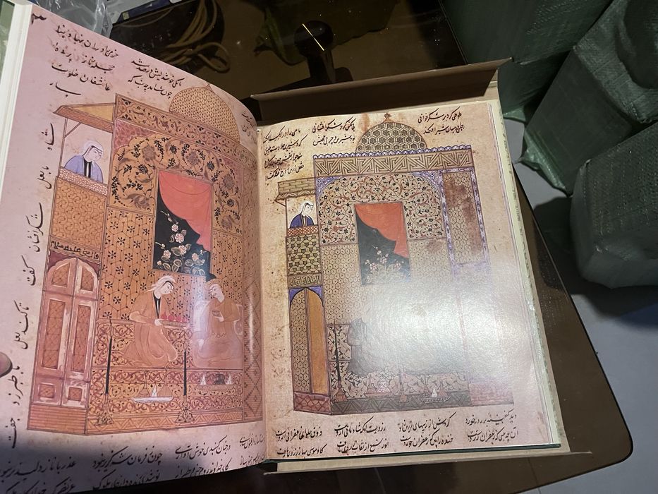 Коллекционная книга «Миниатюры к "Хамсе" Низами».