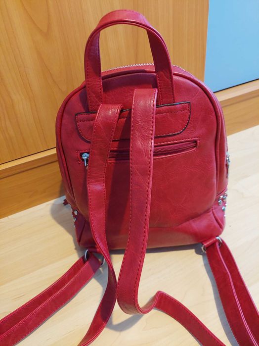 Дамска раница в червен цвят