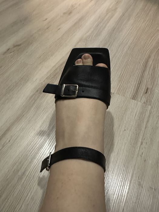 Босоножки кожанные