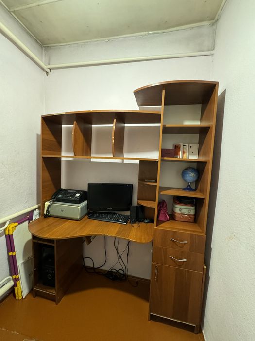 Продам срочно компьютерный стол