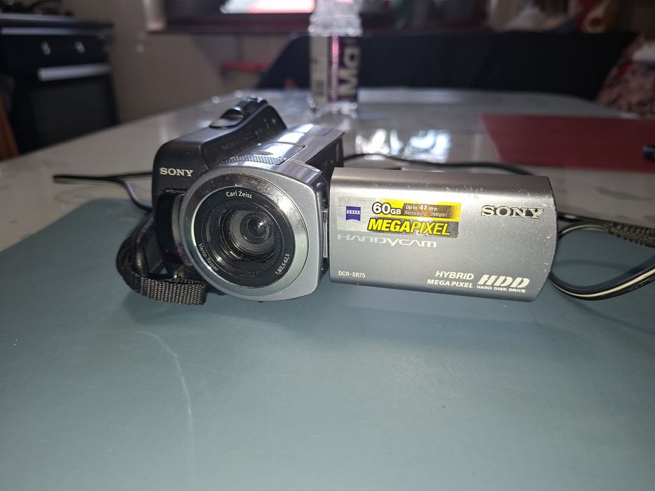 Sony DCR-SR75,  memorie internă 60 gb, slot card SD, zoom optic 25 x