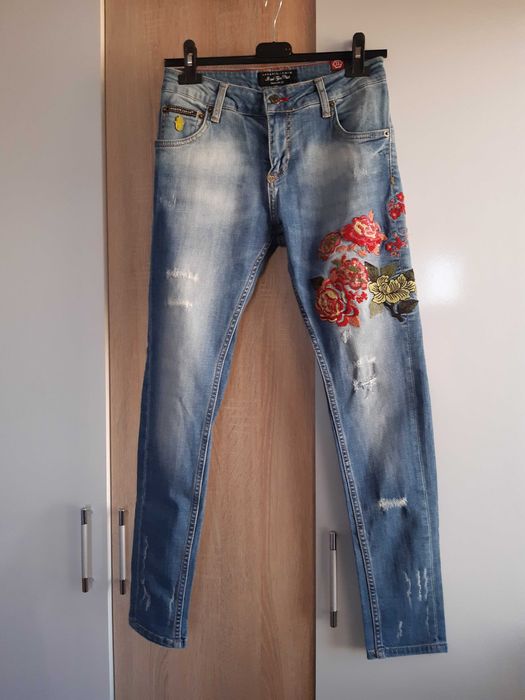 Дамски дънки с бродерия