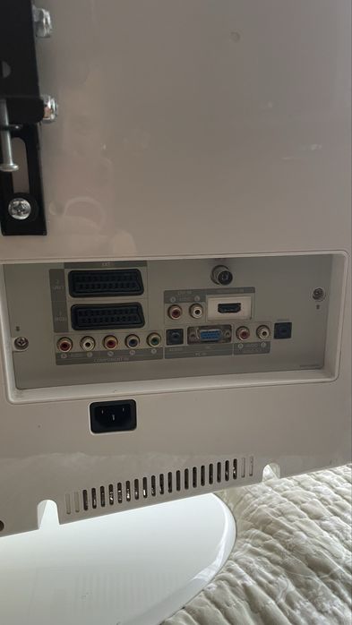 Продавам телевизор samsung 32 инча (стар)работещ перфектно. Цена:80€ GSM:0897769819 .