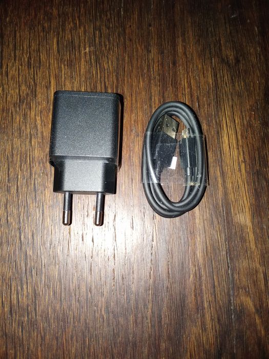 Încărcător și cablu usb.