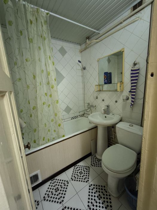 Сдам 2-х комнатную квартиру возле центрального рынка 
Чирчик ба