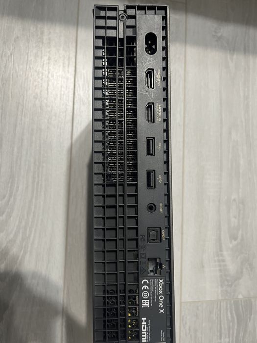 Продавам Xbox One X 1TB