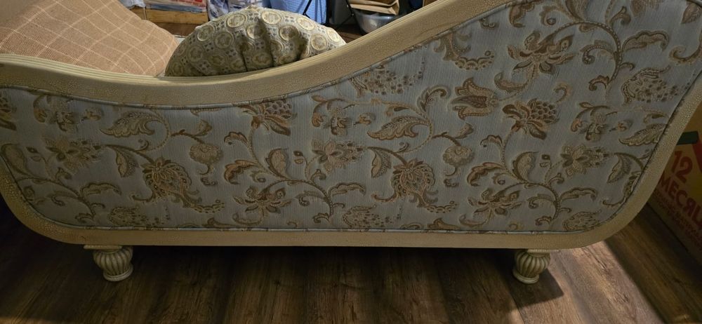 Диван, софа-шезлонг.