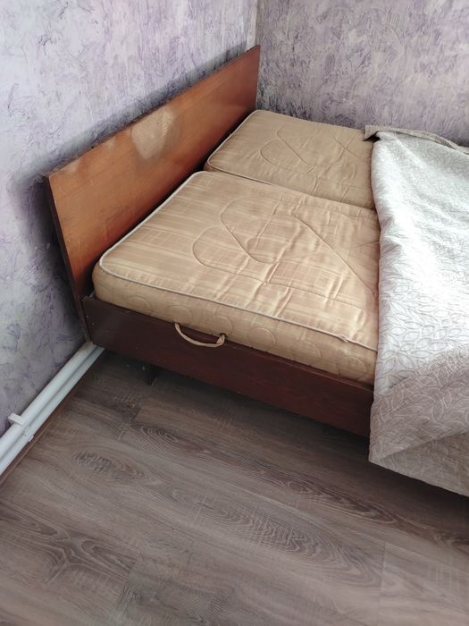 Отдам даром шкаф, кравать, тумбу.