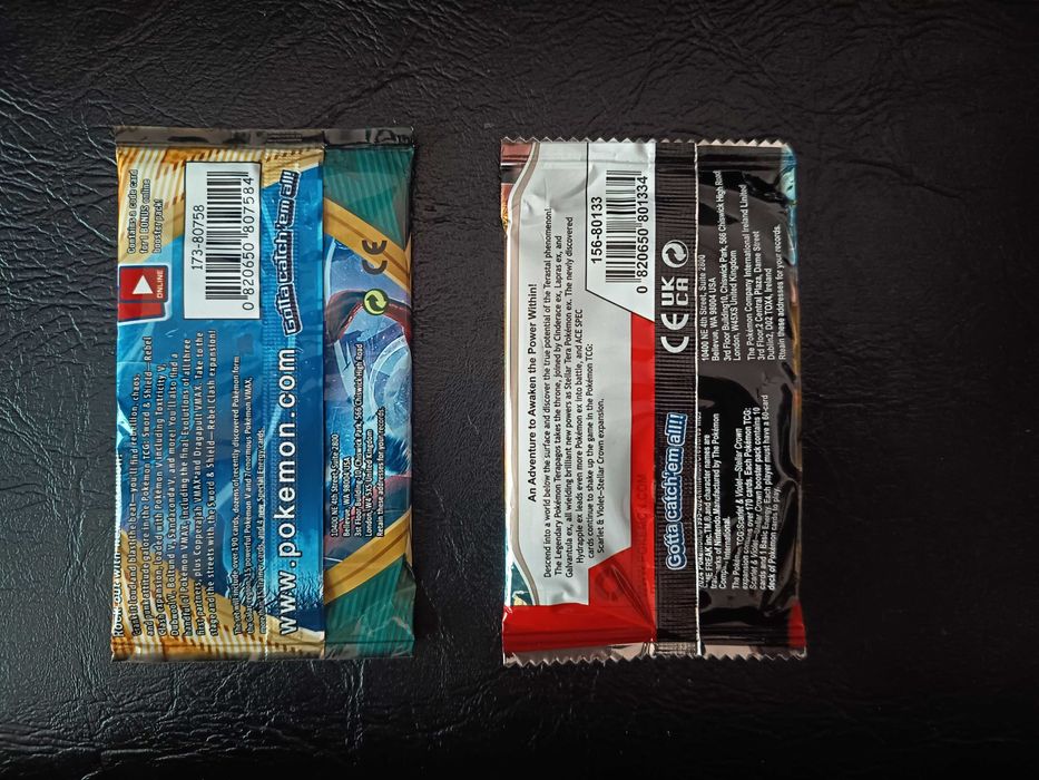 Pchete de carti pokemon.