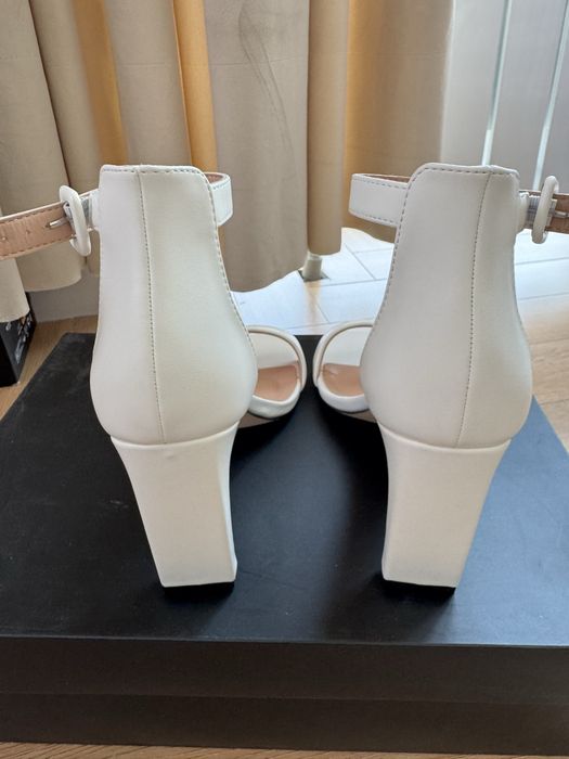 Белая босоножка 39 р