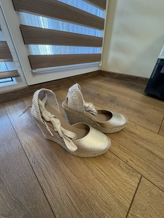 Обувки тип сандал на платформа