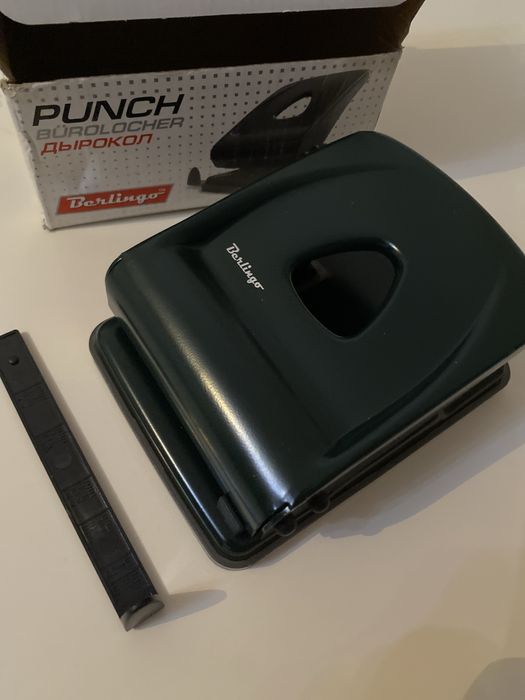 Дырокол и степлер