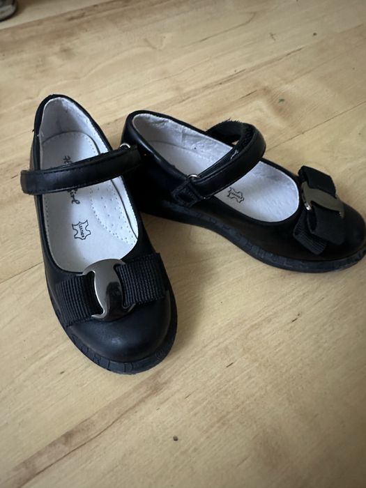 Продам туфли для девочке размер 22