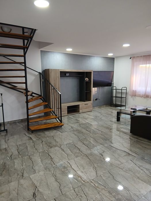 De închiriat.Casa cu etaj Sanpetru,3 camere.