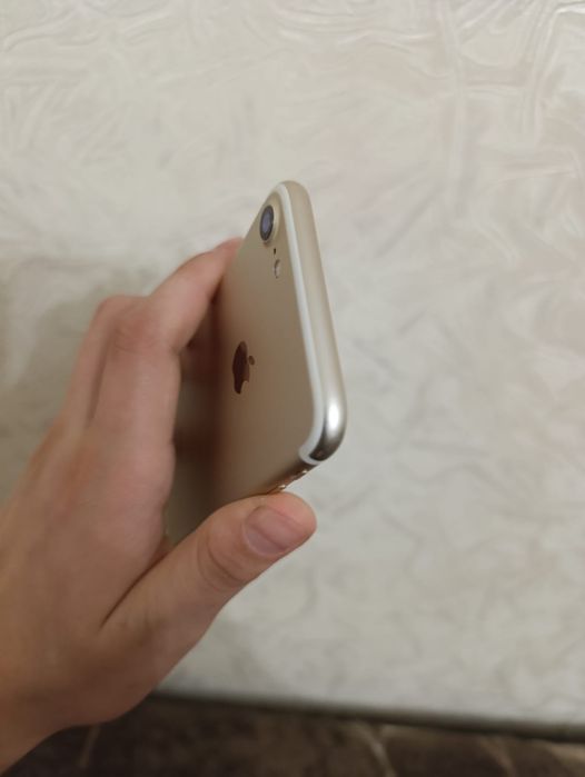 Продам iPhone 7  идеал