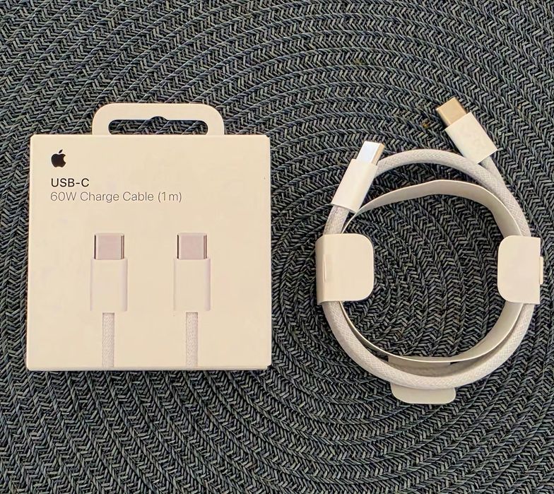 Cablu incarcare original iPhone 17 Pro.