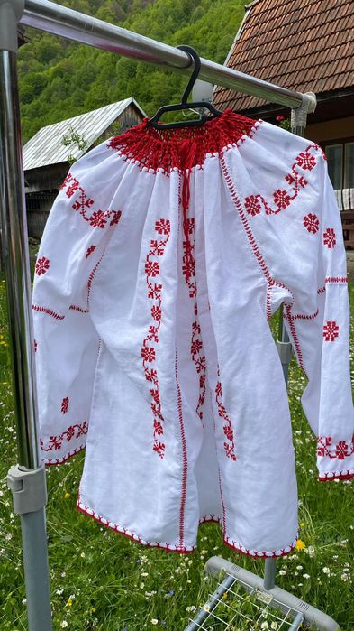 Ie tradițională lucrată manual .