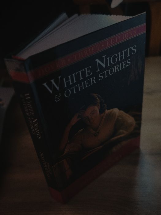 Kitob ingliz tilida. Dastayevski Oq tunlar.