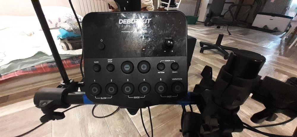 Электронные барабаны Alesis Debut Kit.