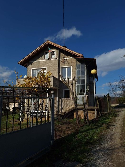 Продавам къща с харачерите