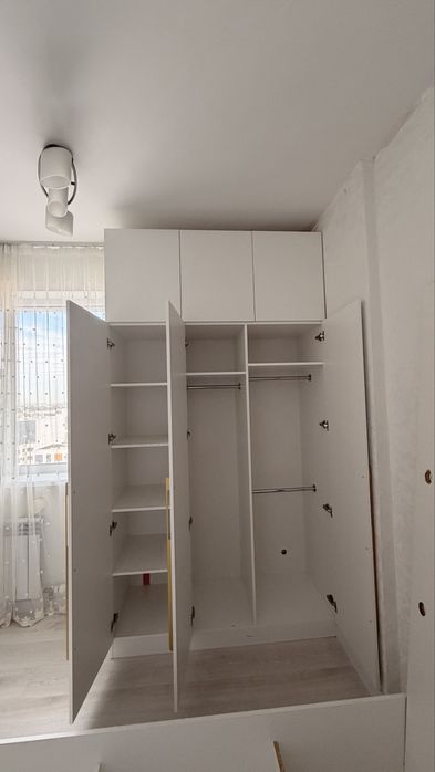 Продам трехдверный шкаф для одежды