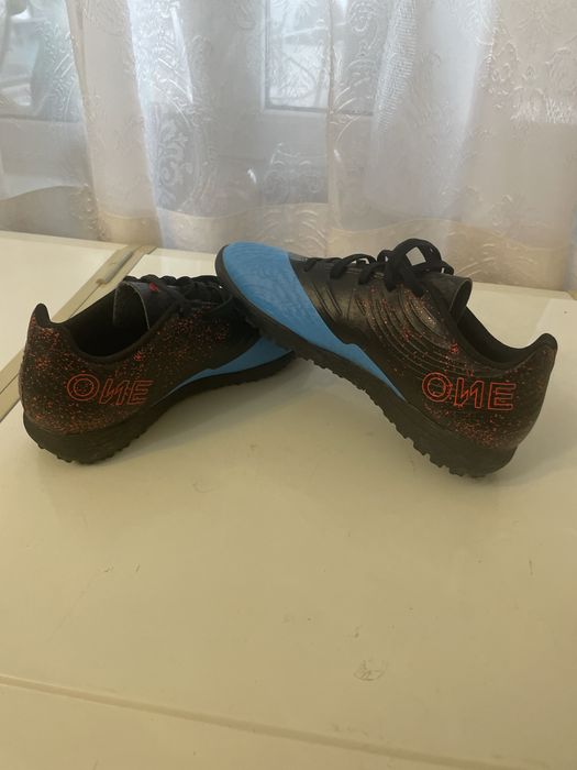 Продам спортивную обувь